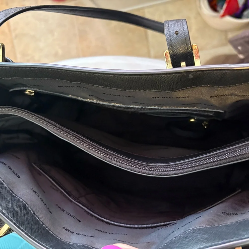 💙Michael Kors Black Tote Bag with Gold Hardware - Picture 6 of 7